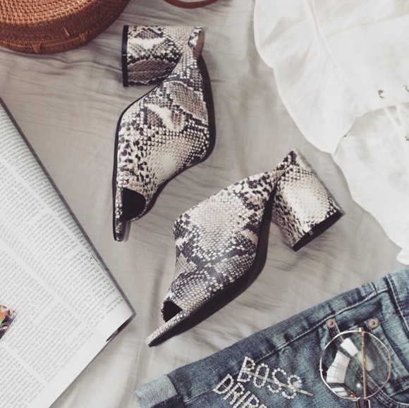 🚨ON SALE//The Tasha// Snake print Mule/ Slide - Picture 4 of 8